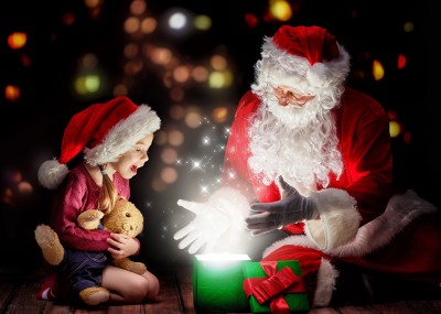 Christmas_Magic_Two_Santa_Claus_Little_girls_558422_1280x913.jpg